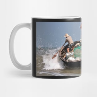 Bateau panier en bambou sur une plage du Vietnam Mug